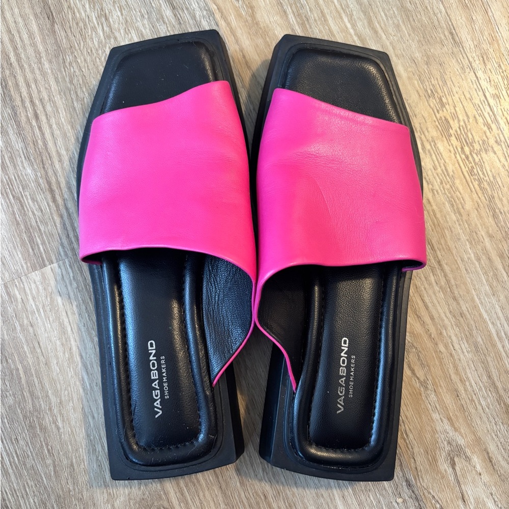 Vagabond Women's Fuchsia and Black Mules